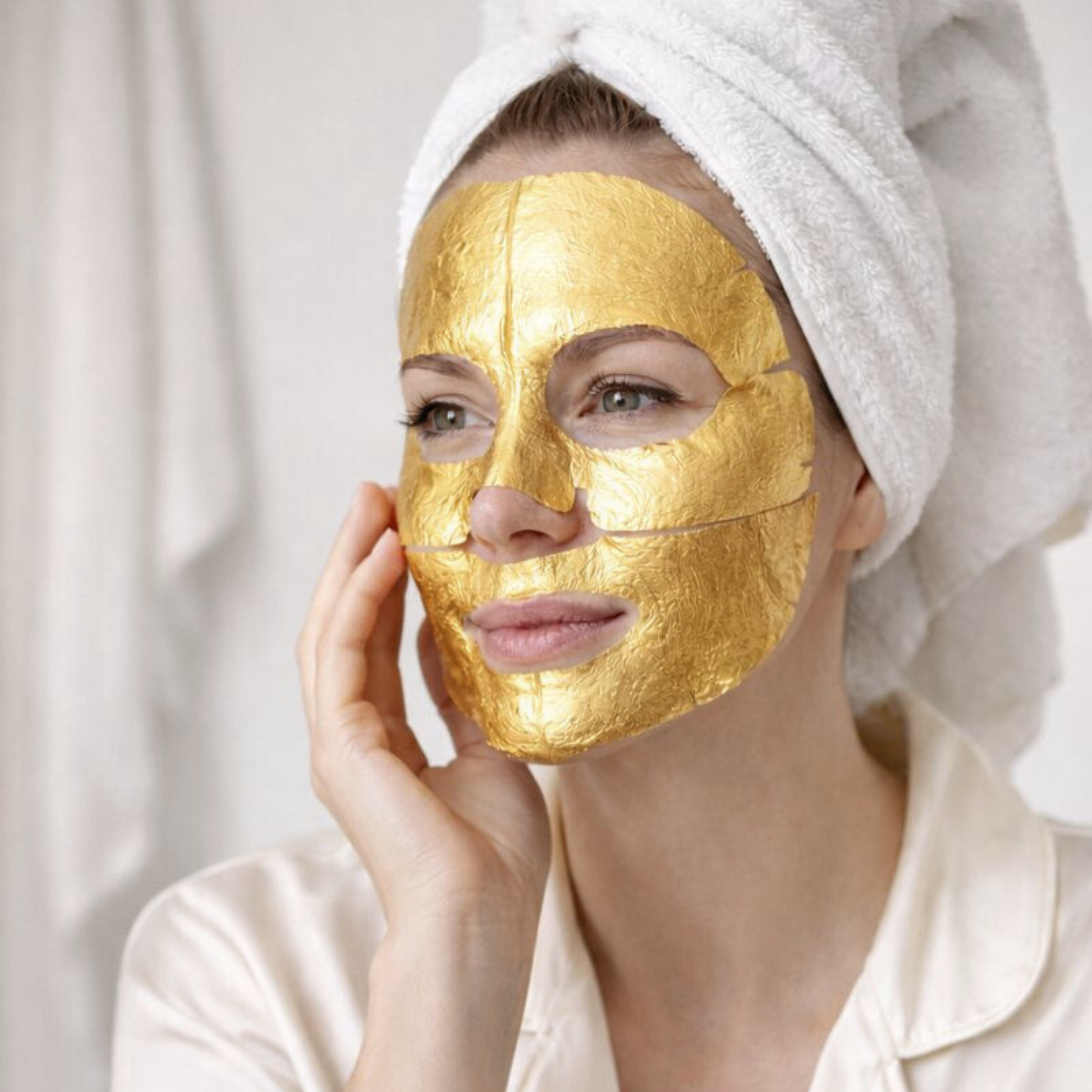 Frau trägt I Glow Gold Maske