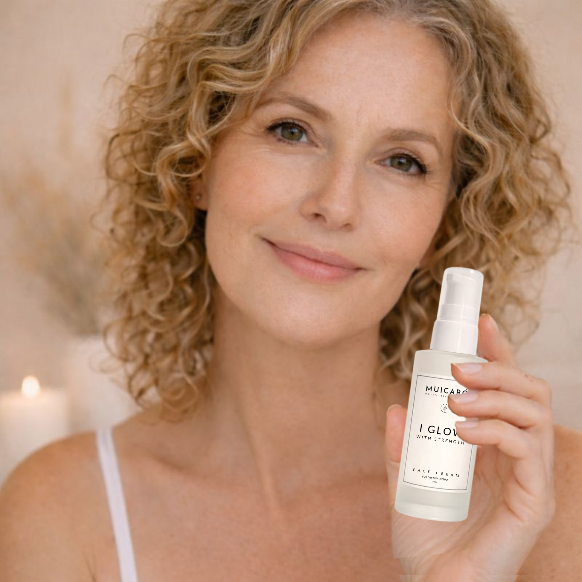 Model hält Gesichtscreme für trockene Hand in der Hand